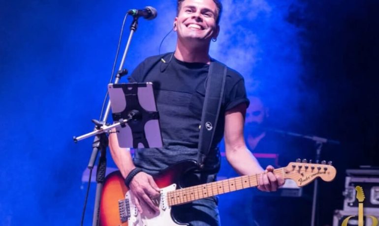 Costanzo Del Pinto: la voce che accende la musica