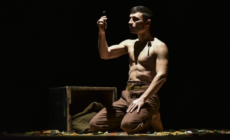 L’uomo calamita al Tatà: Magia, storia e teatro civile