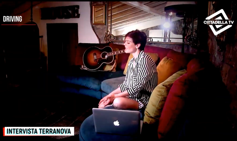 Jolin Terranova e le sue “Connessioni Sospese”