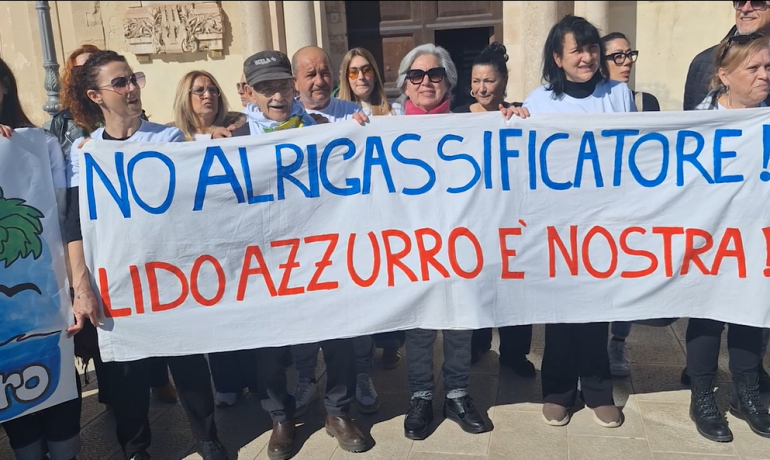 “Lido Azzurro è nostra”: cittadini in presidio