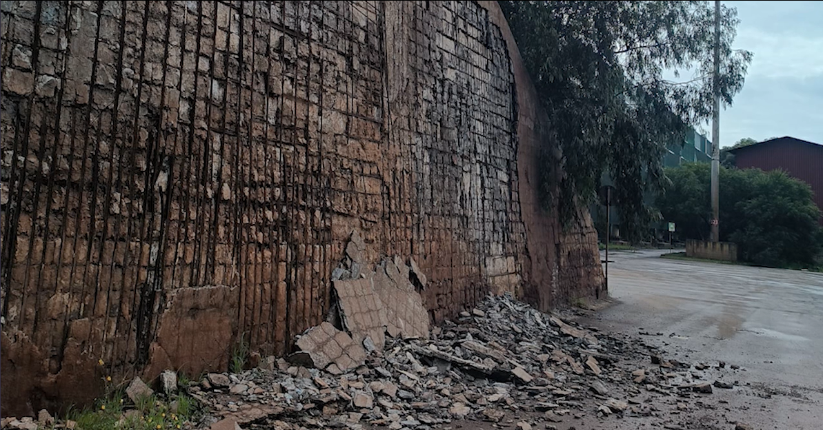 Lo stabilimento cade a pezzi: nuovo crollo in agglomerato