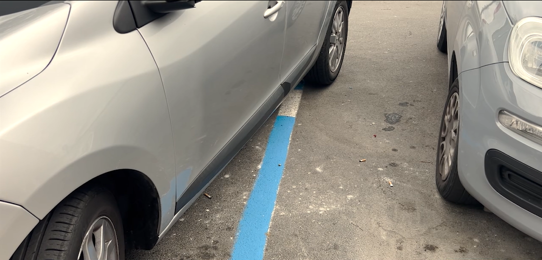 Strisce blu incomplete e zero comunicazioni: il quartiere insorge