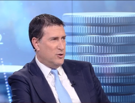 Flacks si presenta come salvatore, ma i dubbi restano