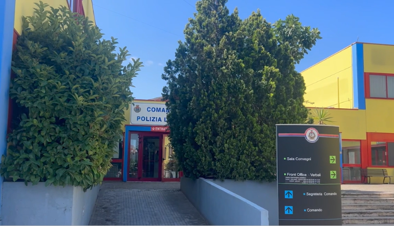 A rischio vita, i vigili pretendono la sua presenza