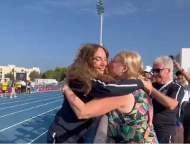 La gioia della mamma per la figlia d'oro