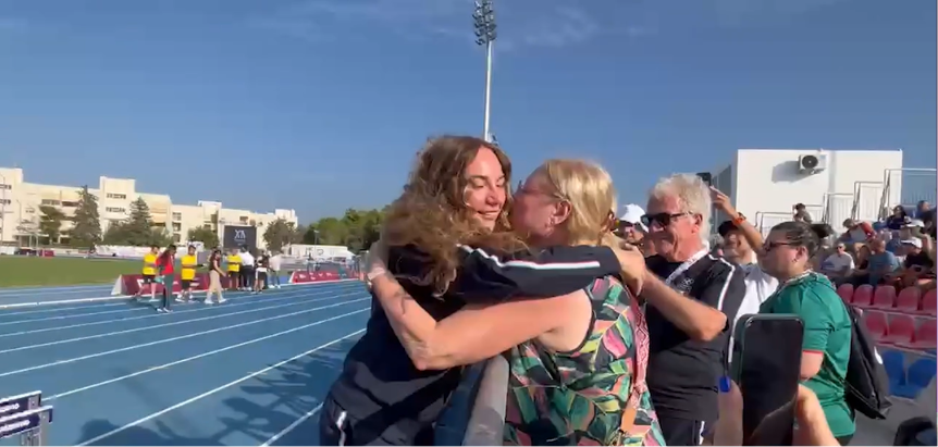 La gioia della mamma per la figlia d'oro